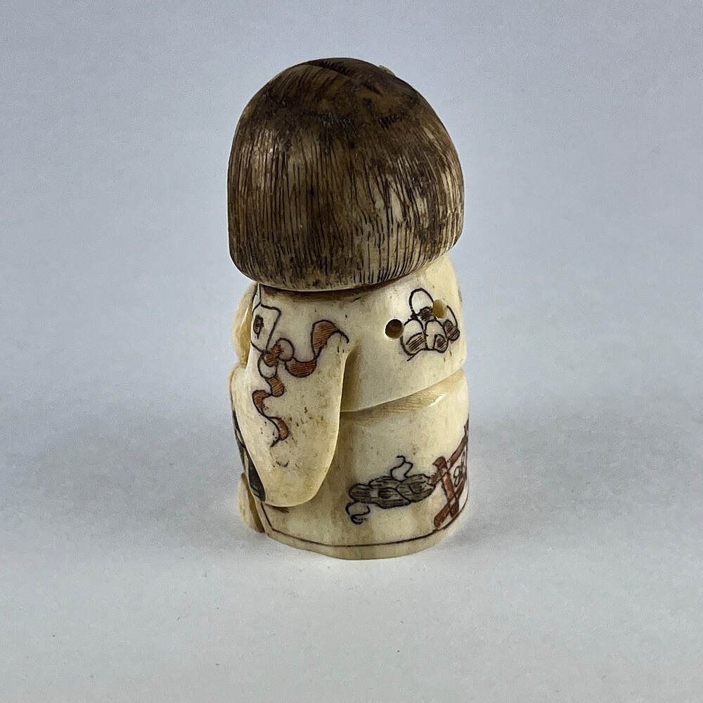 Статуэтка нэцкэ Гейша с большим персиком