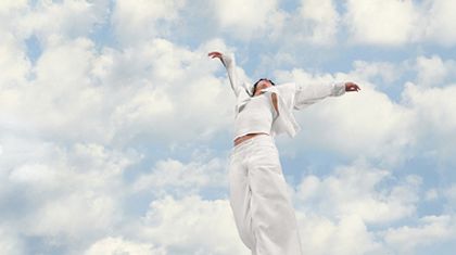 Cloud Dancer: как новый белый цвет Pantone 2026 преобразит вашу офисную мебель