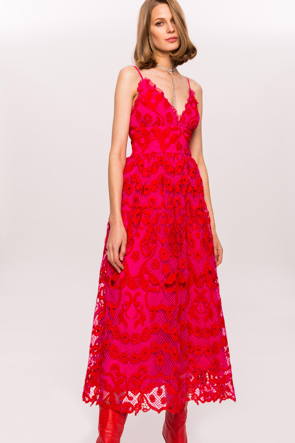 Кружевное платье с цветочной вышивкой