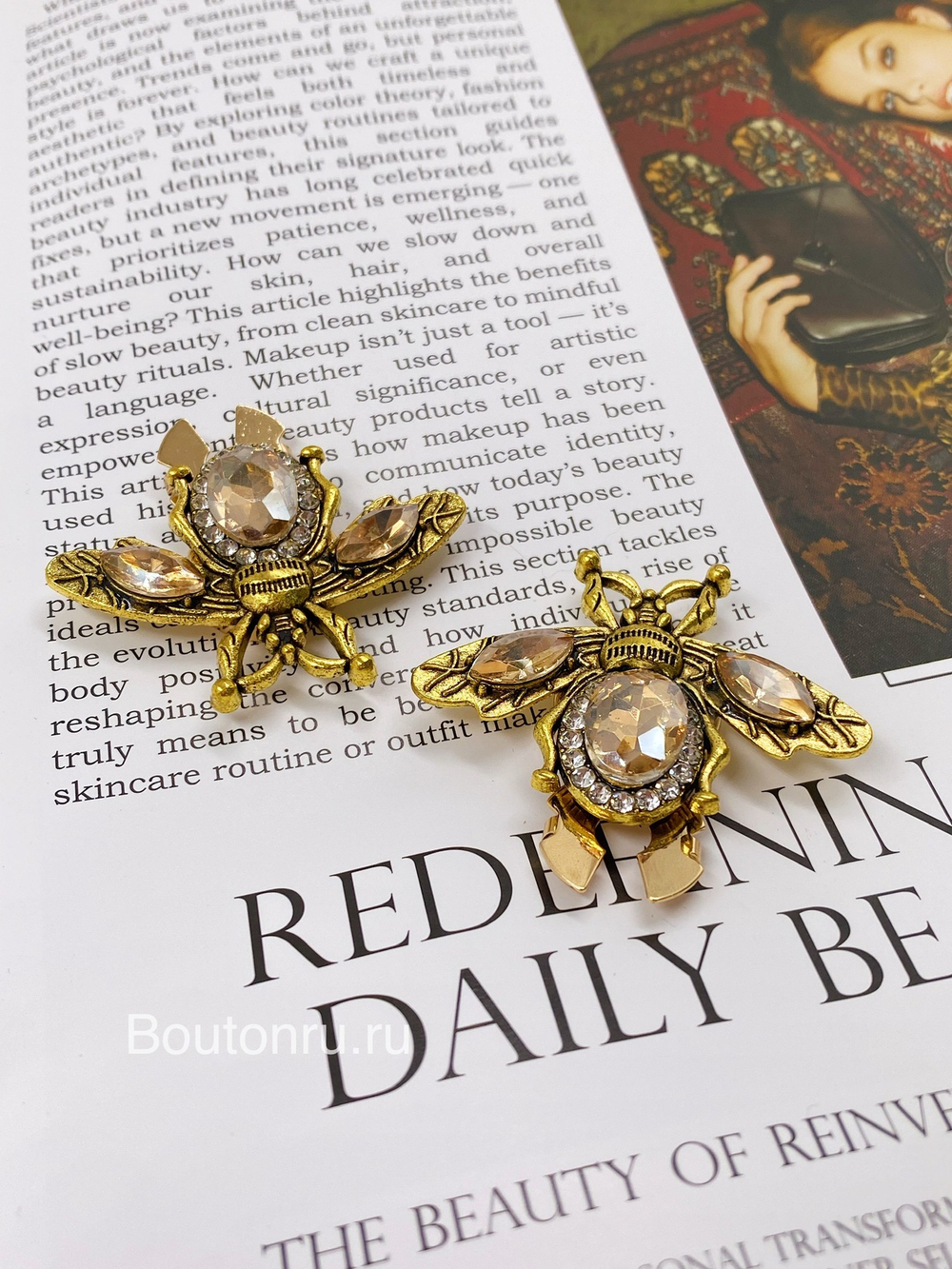 Накладка на пуговицу золотистая бронза "Жук" со стразами