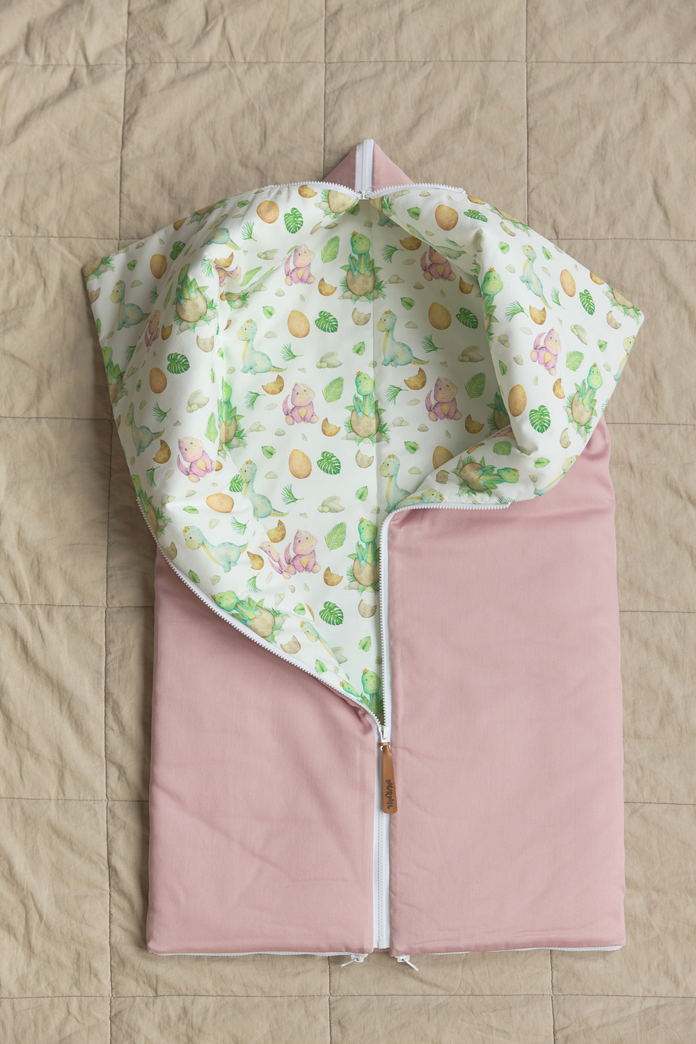 Комплект на выписку Динозаврики (темная пудра)/(конверт+слип+чепчик)