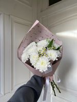 Авторский кулек из хризантемы, ромашки и альстромерии