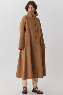 ОБъемное пальто бежевого цвета