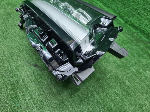 Фара правая Toyota Land Cruiser 300 (2021-нв) LED