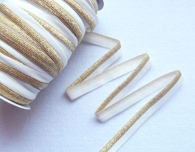 Бейка трикотажная (эластичная, 1,5см). Цвет- Золото люрекс на белом