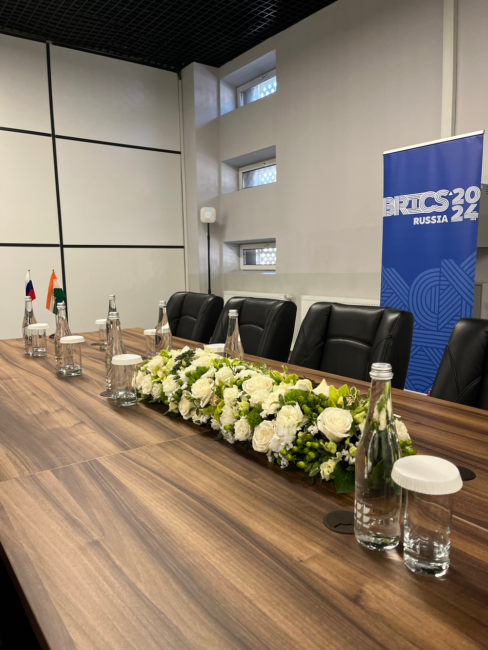 Композиция на стол переговоров