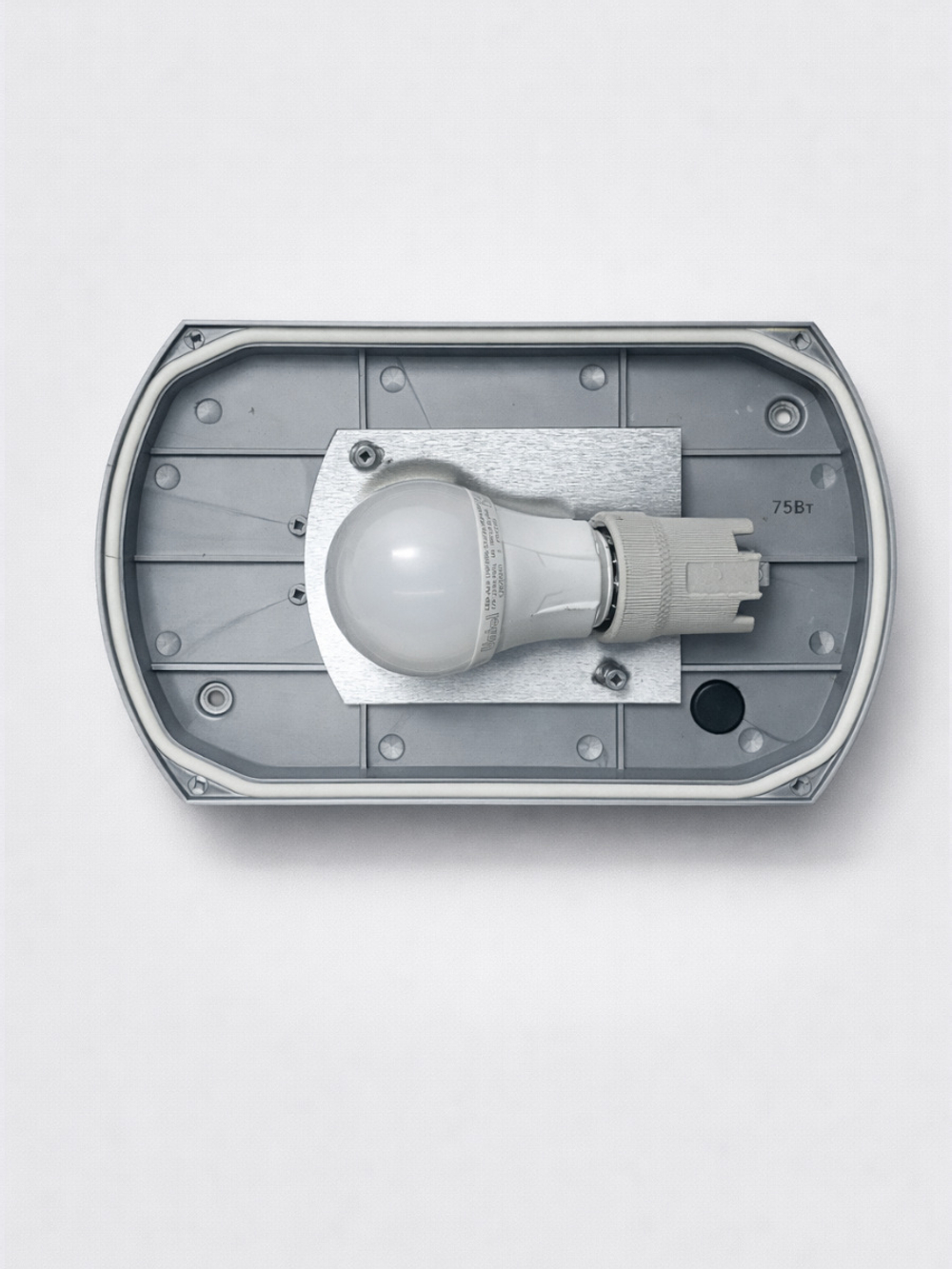 Влагозащищённый и ударостойкий светильник под большую лампу Е 27. IP54. 75 ватт. 220 В