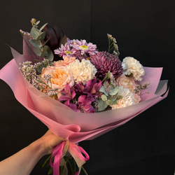 Букет из микса хризантем, кустовой розы, диантусов и альстромерии