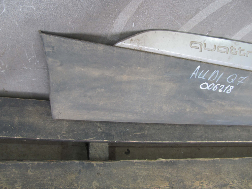 Накладка задней двери Audi Q7 (4M)  Б/У Оригинал 4m0853970