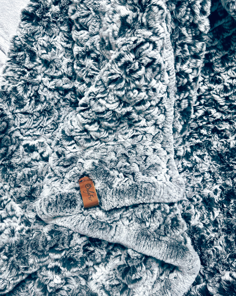 "Вязаный" плед из натурального меха рекс 200*150 см (серый сноутоп, окрас меха в два тона)