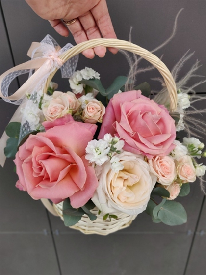 Ажурная корзина в персиковых тонах