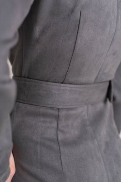 Платье-футляр в сером цвете из замши