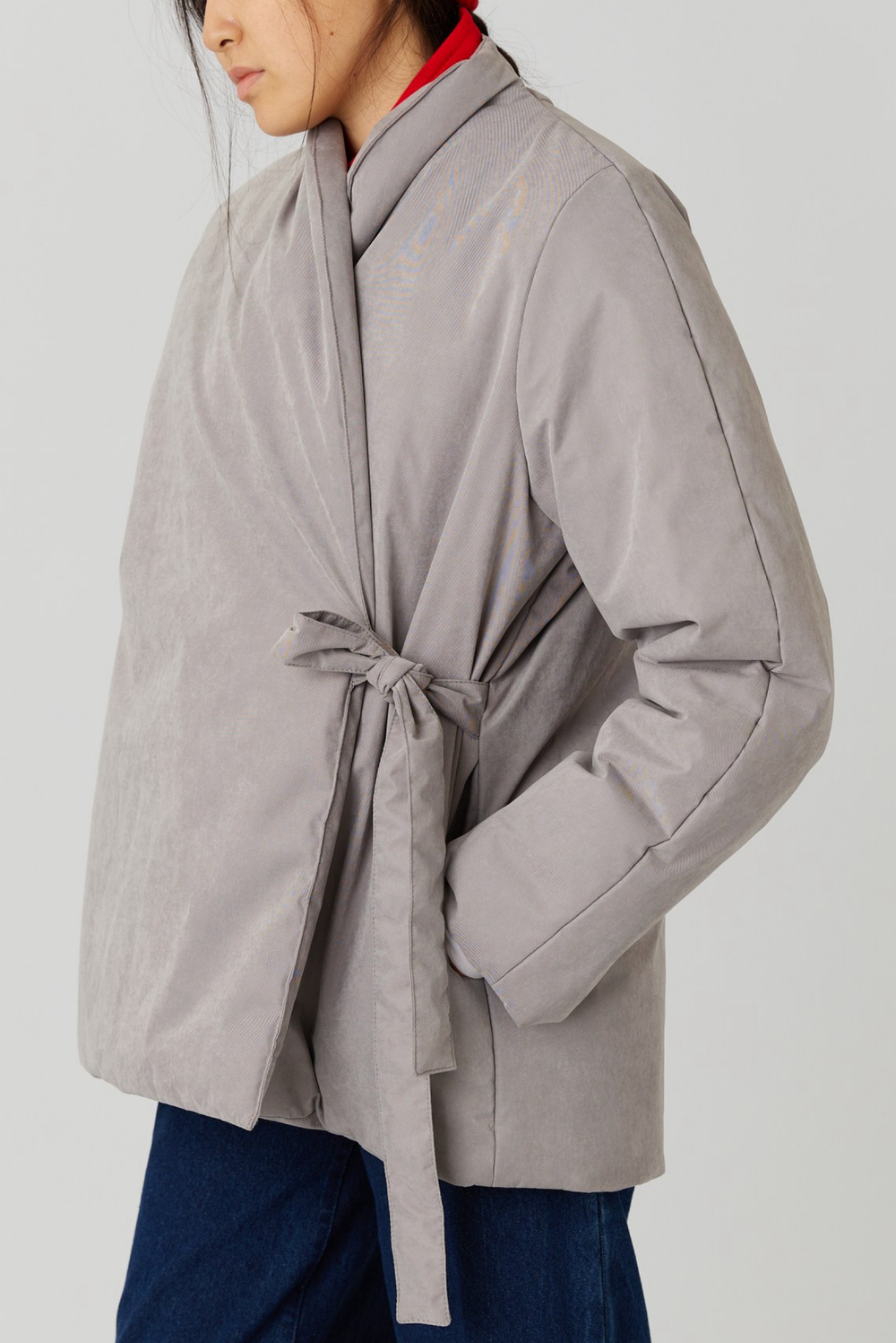 Зимняя куртка на запах из серой бархатистой мембраны