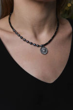 Колье из гематита и "бензинового" жемчуга с кулоном из перламутра и цирконов с солнцем, серебро