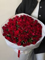 Букет 101 красная роза в оформлении
