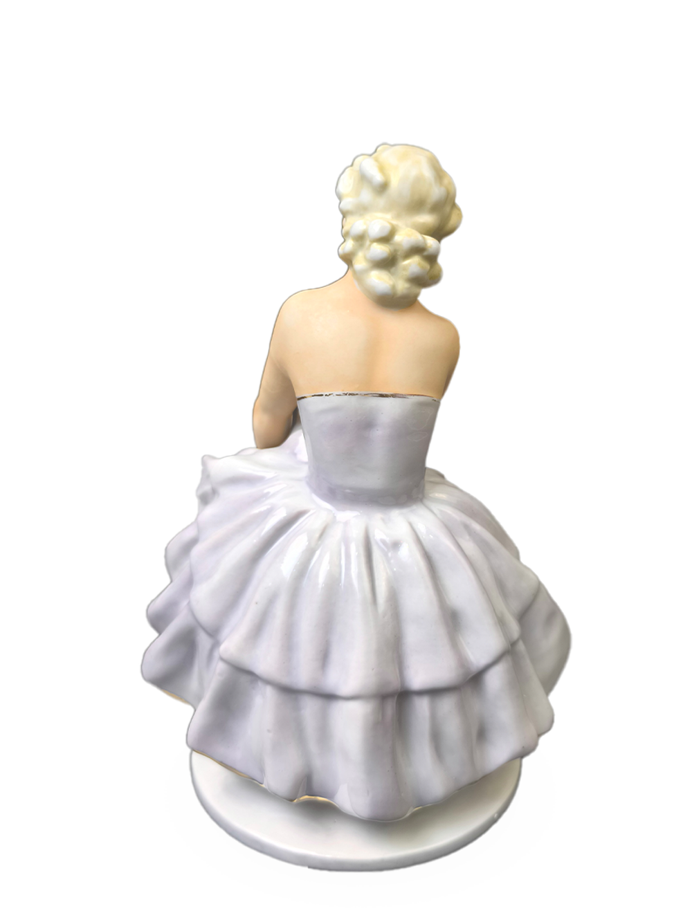 Фарфоровая статуэтка "Балерина надевающая пуанты"