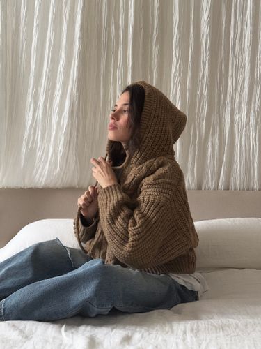 Бежевый вязаный свитер с капюшоном