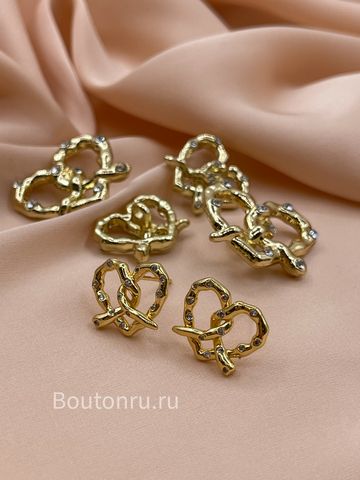 Серьги сердечки золотистые крендельки в стразах