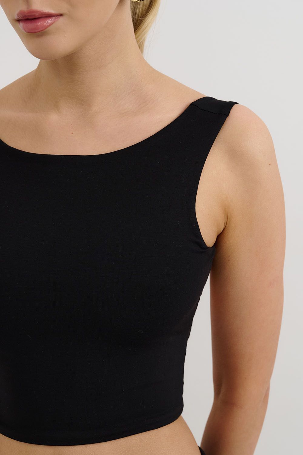 Топ с открытой спиной из вискозы черного цвета