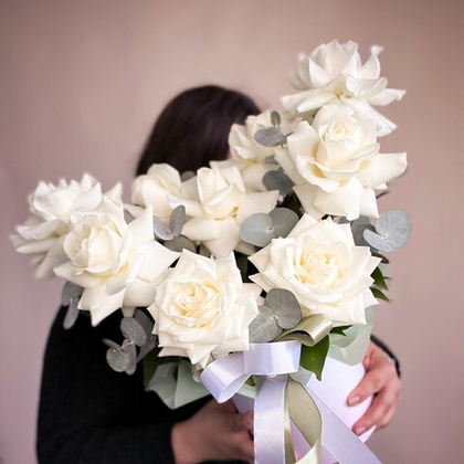 Белые французские розы с эвкалиптом в коробке 11 шт