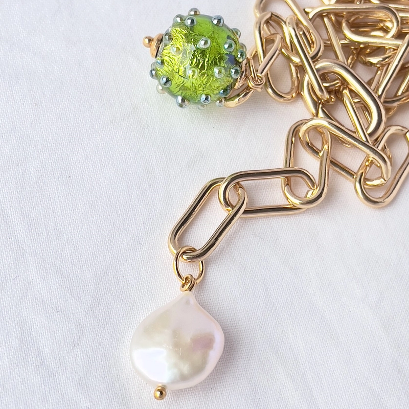 Золотистая цепь-трансформер с зеленой бусиной Мурано и жемчугом