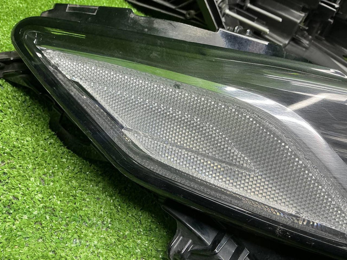 Стекло и корпус фары Toyota Camry xv70 (2017-2024)