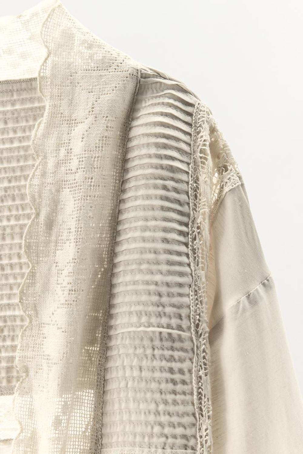 ZARA ХАЛАТ СО СКЛАДКАМИ И КРУЖЕВОМ LIMITED EDITION, ЖЕЛТОВАТО-БЕЛЫЙ