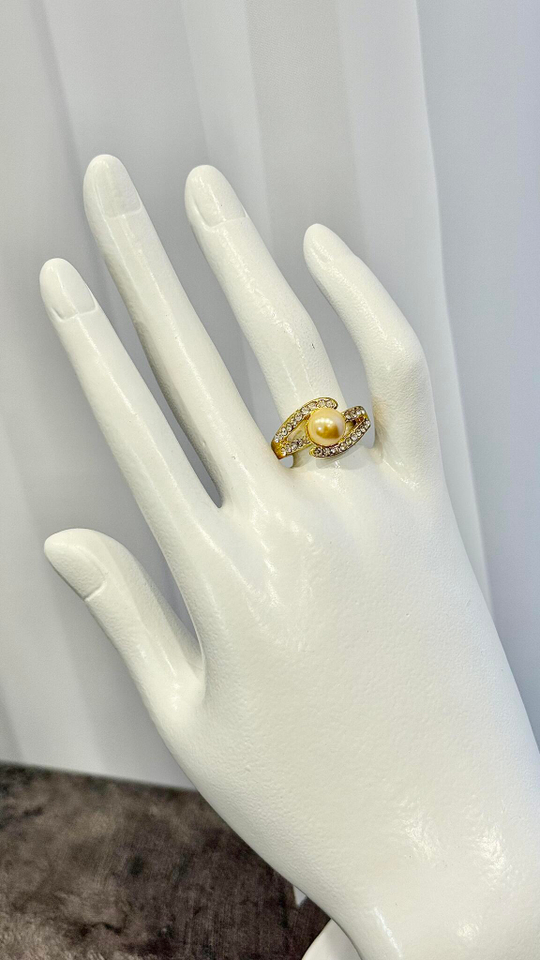 Кольцо с фианитами и золотой жемчужиной, оттенок золото