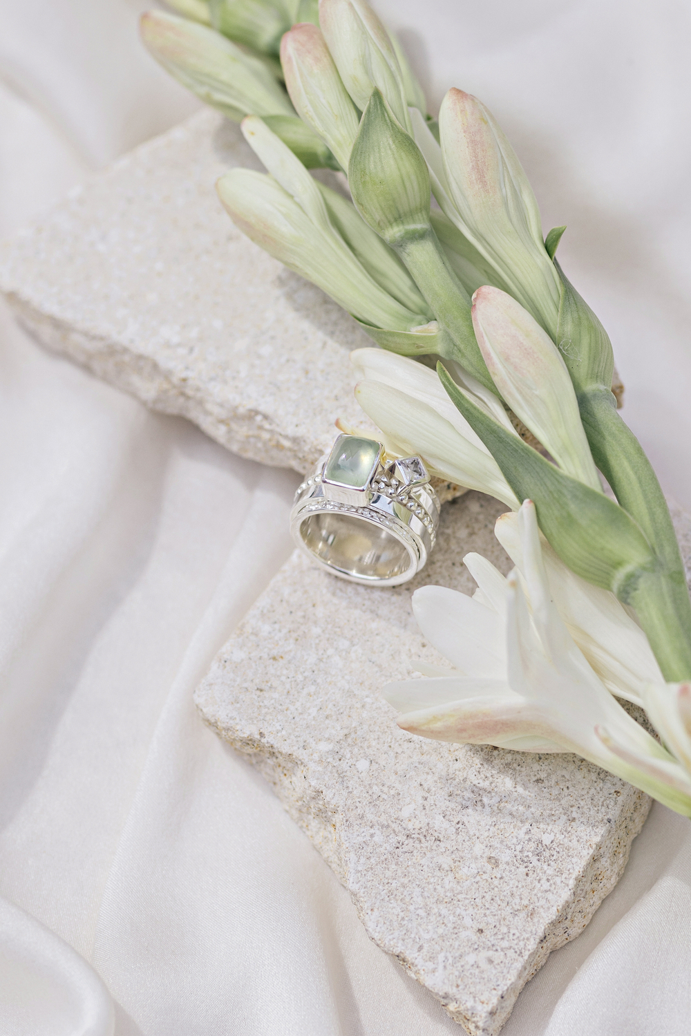 Кольцо «Мозаик» раф прямоугольный с зеленым халцедоном и ромбом белый циркон