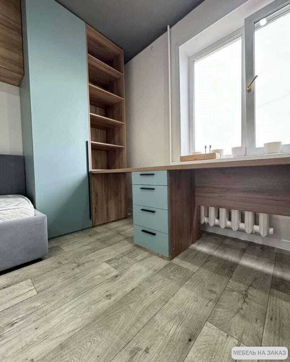 Рабочая зона у окна + шкафы на заказ