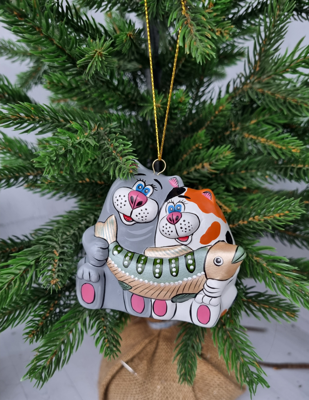 Котики рыбаки ёлочная игрушка из фарфора