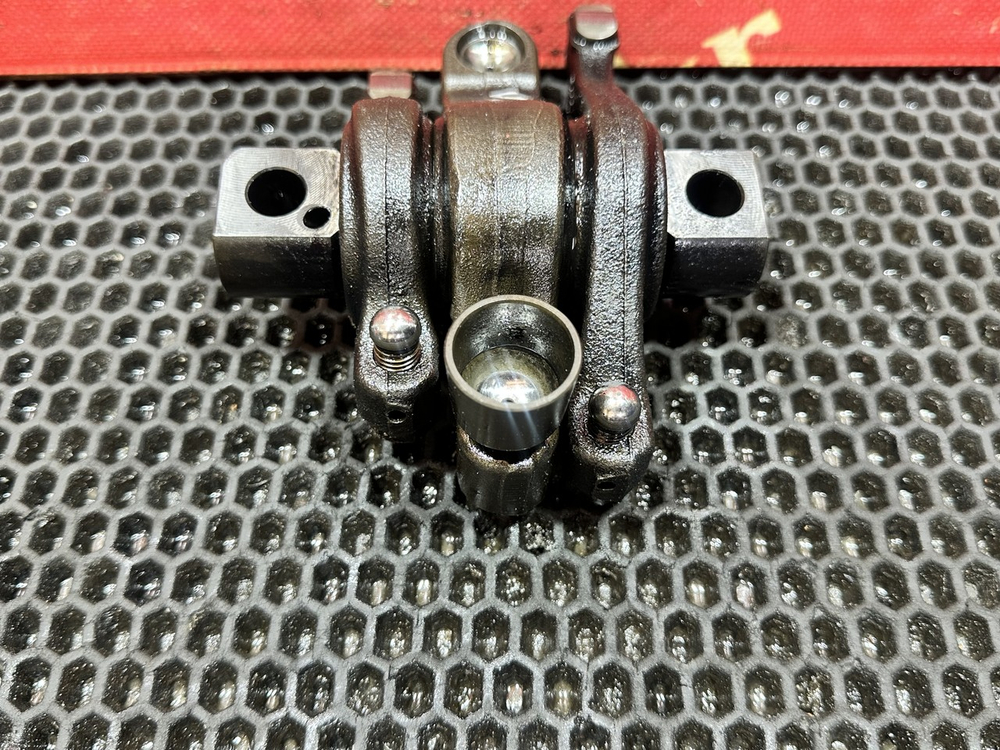 Вал рокеров в сборе