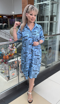 Платье-рубашка с пояском и газетным принтом