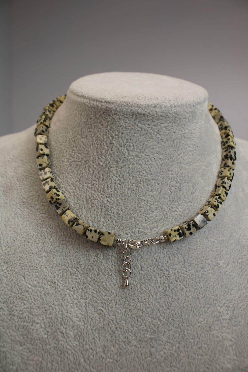 Чокер из далматиновой яшмы "Пятнистый аллюр"