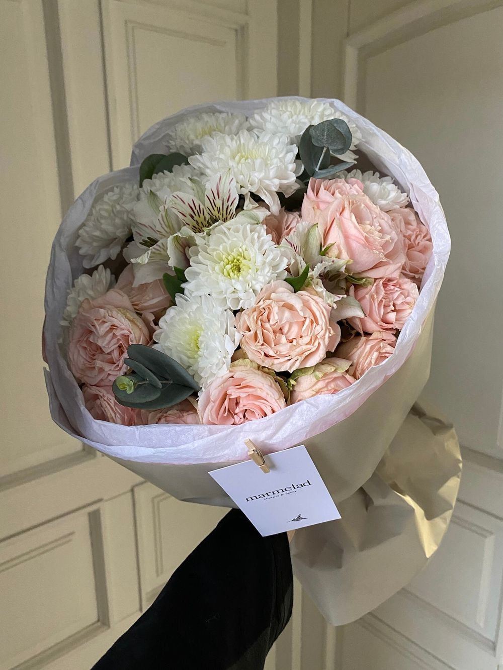 Сборный букет с кустовой пионовидной розой и хризантемой в оформлении