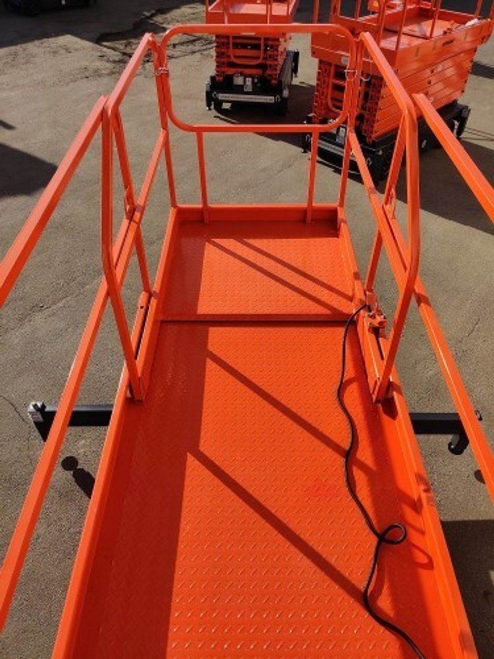 Несамоходный подъемник ножничного типа GROST Tower 500-11 DC с выдвижной платформой, аккумуляторный 212432