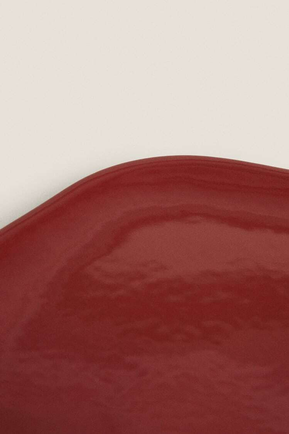 ZARA HOME АСИММЕТРИЧНАЯ КЕРАМИЧЕСКАЯ ПЛОСКАЯ ТАРЕЛКА, КРАСНЫЙ