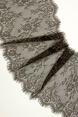 Кружево шантильи черное с бежевой нитью неэластичное ширина 22 см длина 1.45 м