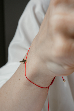 браслет «крестик» на красной нити