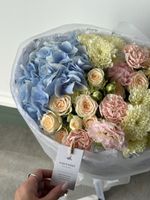 Букет из гортензии, диантусов, хризантемы, лизиантуса и оксипеталума