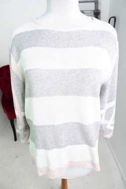 Джемпер лаконичного дизайна, визуально на 50 размер