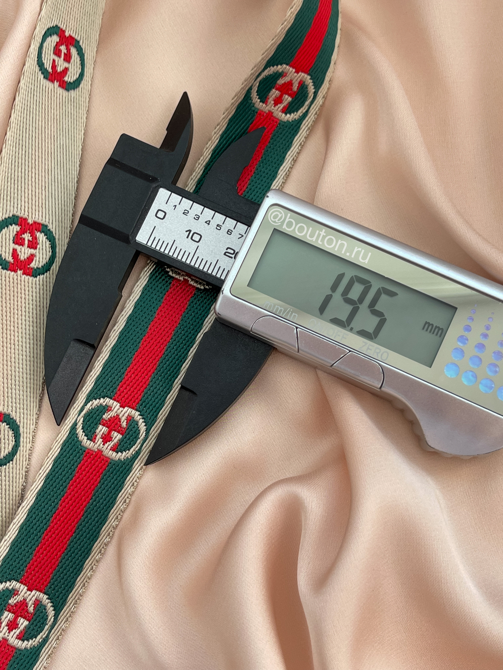 Тесьма Гучч узкая 2 см. жаккард зеленый красный песок лого