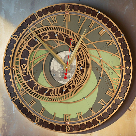 Настенные часы «Пражские Куранты: Лесные Сумерки» — деревянные, крафтовые, зелёно-коричневая гамма