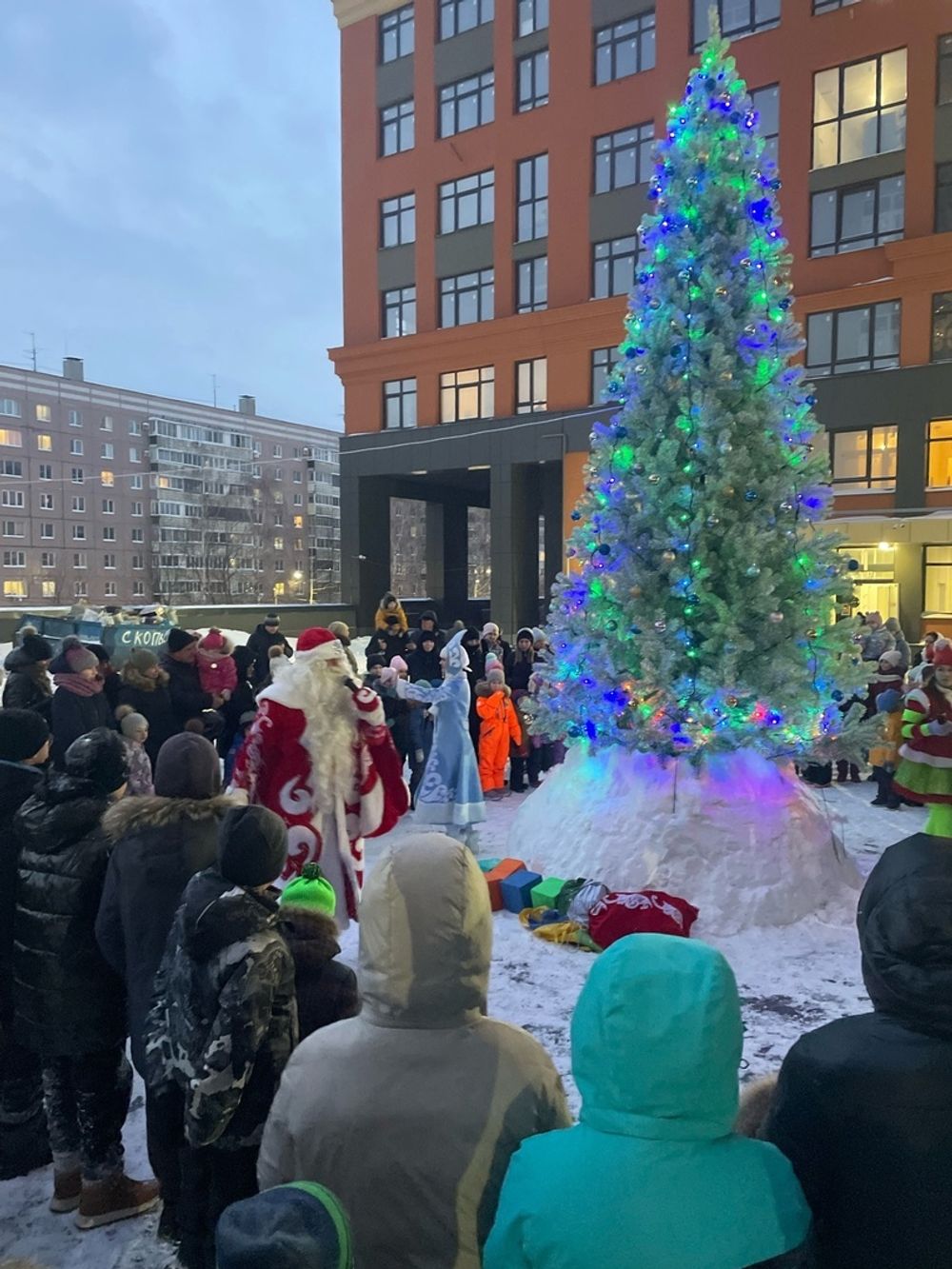 Уличная елка ствольная "Альпийская изумрудная" (пвх бело-зелёная) от 3 до 22 м