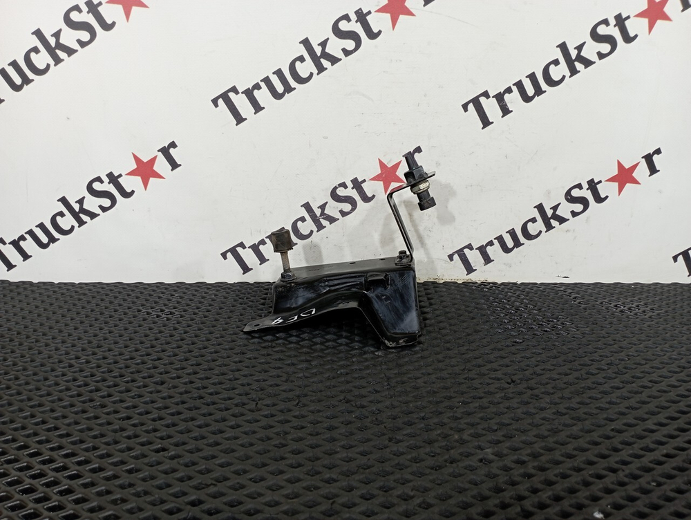 Кронштейн замка капота правый