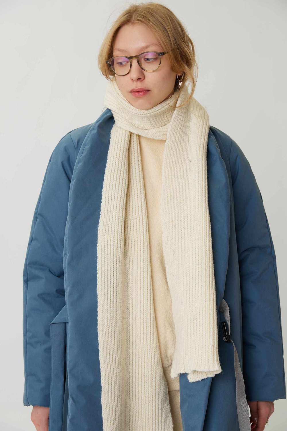 Зимнее пальто на запах из синей бархатистой мембраны