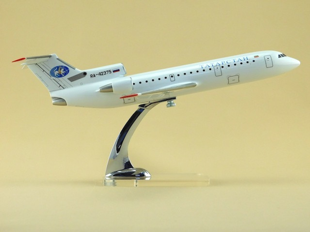 Модель самолета Як-42 (М1:100, Татарстан)