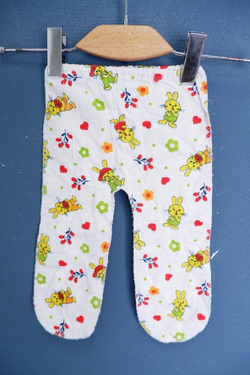 Ползунки с зайками на 3-6 месяцев