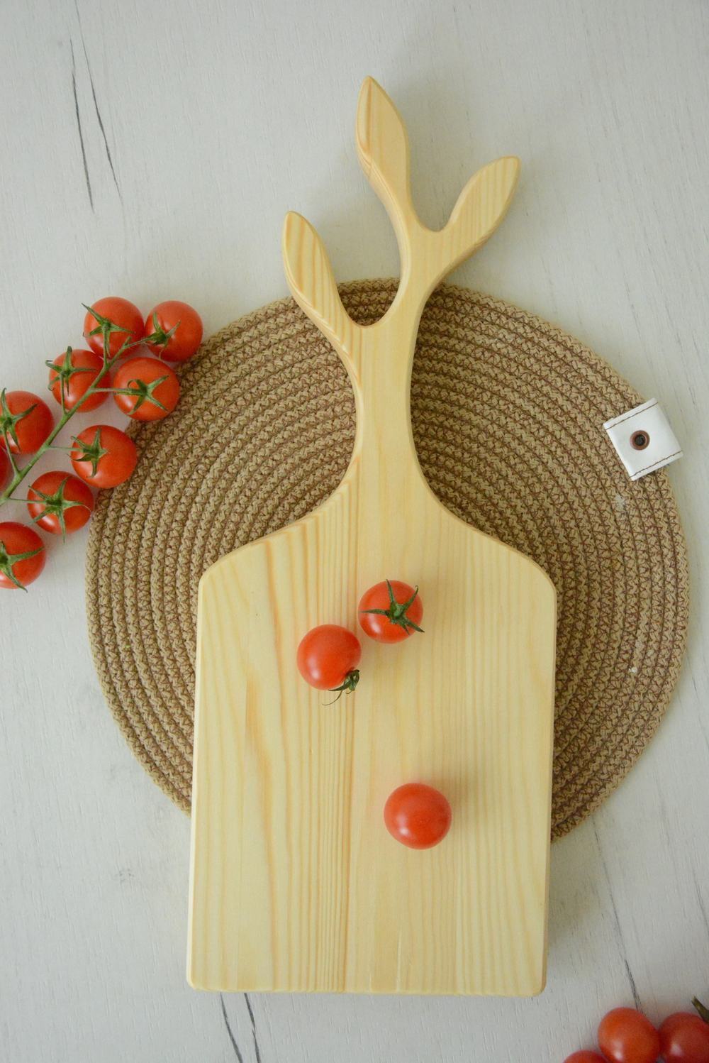 Доска разделочная с ручкой-веточкой маленькая.