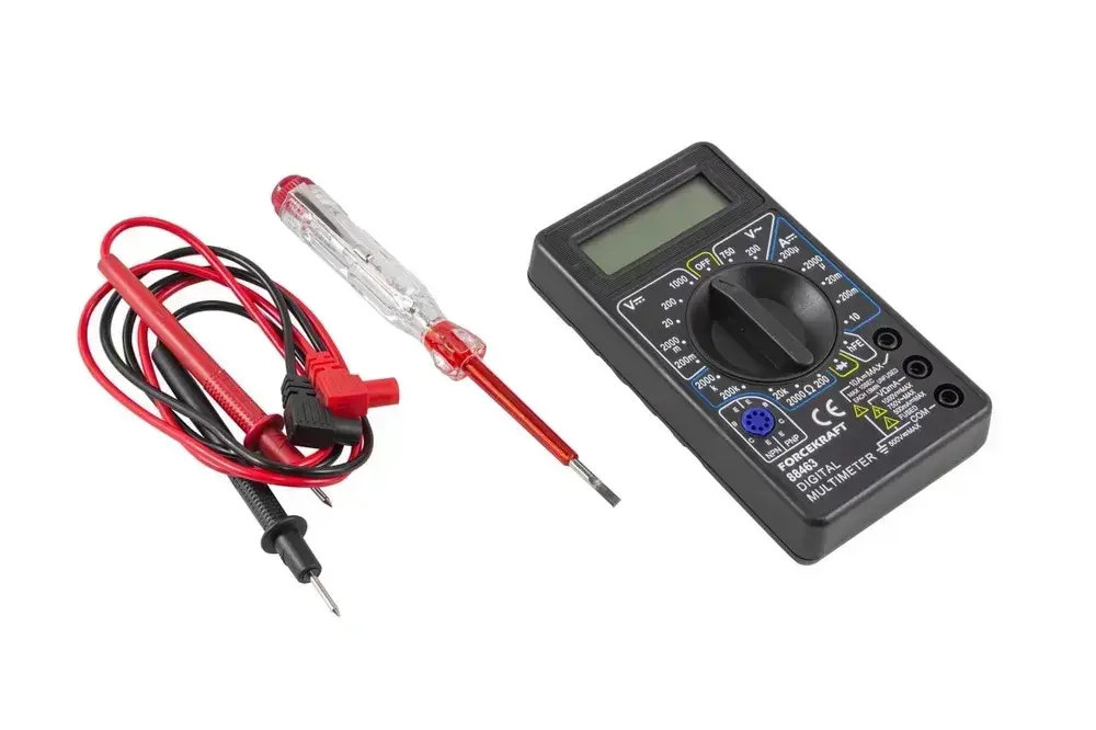 Мультиметр цифровой и отвертка